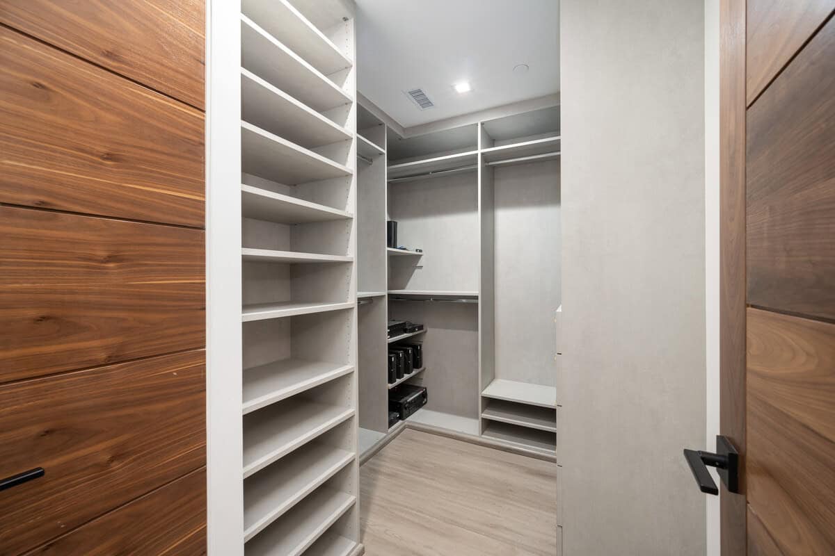 Custom Closet Solutions for a Clutter-Free Home