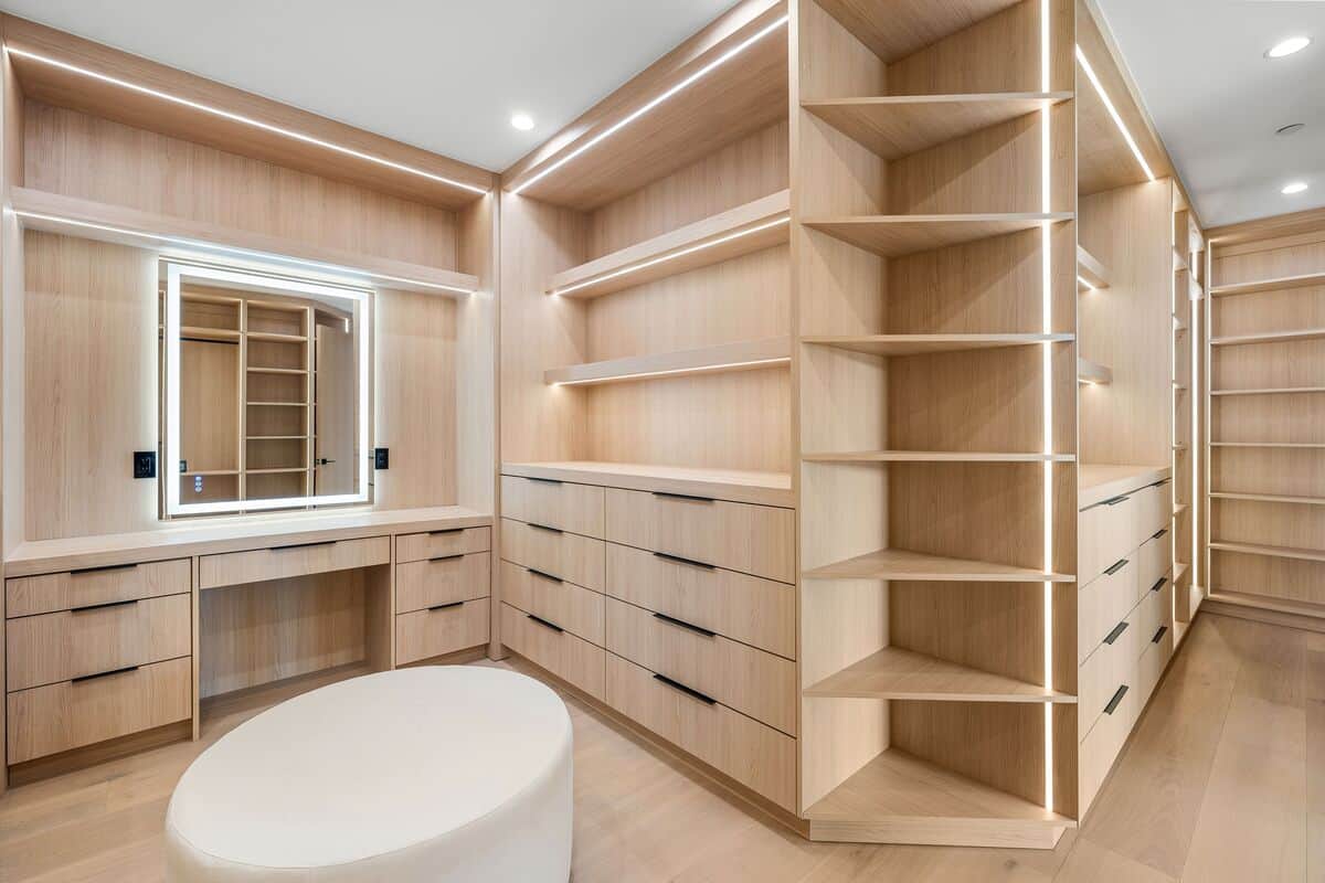 How to create a vintage-themed walk-in closet in Sarasota, FL How to create a vintage-themed walk-in closet in Sarasota, FL