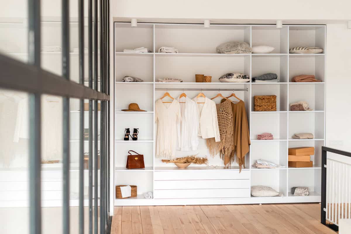 How to optimize corner spaces in a Sarasota, FL walk-in closet How to optimize corner spaces in a Sarasota, FL walk-in closet