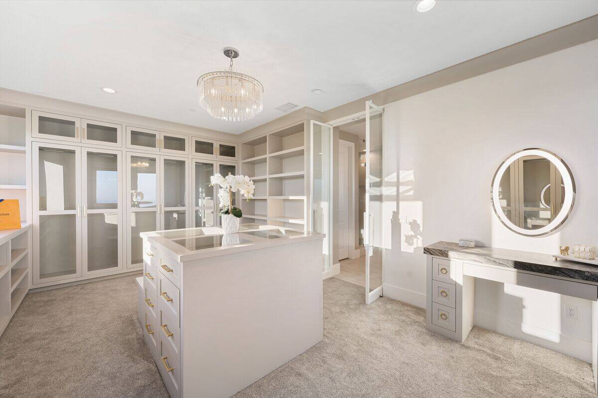 Best walk-in closet ideas for Sarasota, FL vacation homes Best walk-in closet ideas for Sarasota, FL vacation homes